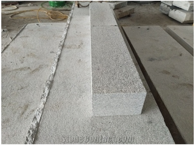 G623 Chinese Grey Granite Bush Hammered Curbstone