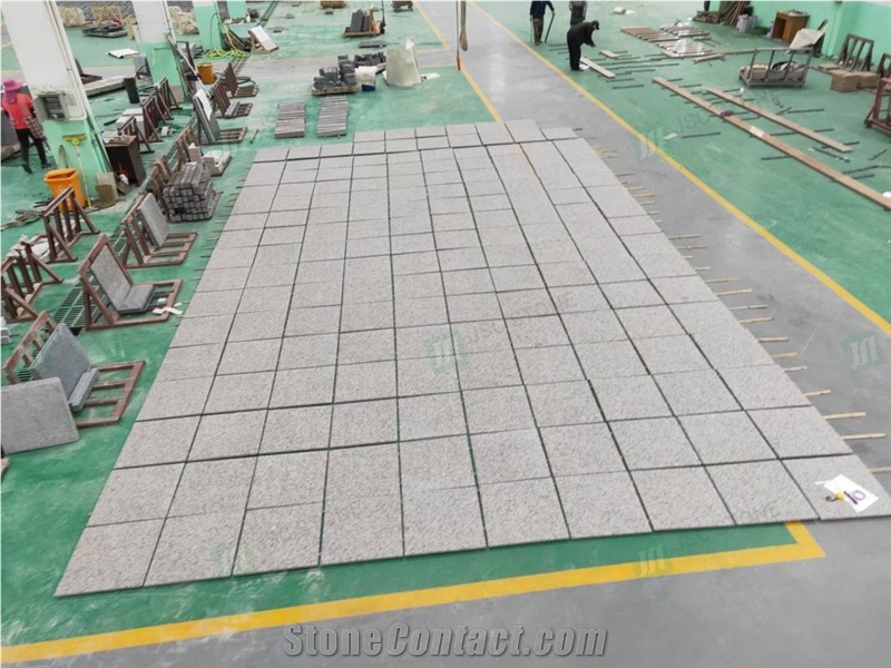 China Supplier Caledonia Granite Tiles