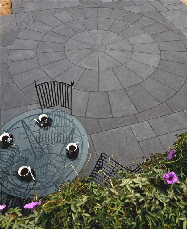 Black Lime - Natural Classic Circle Patio Paving