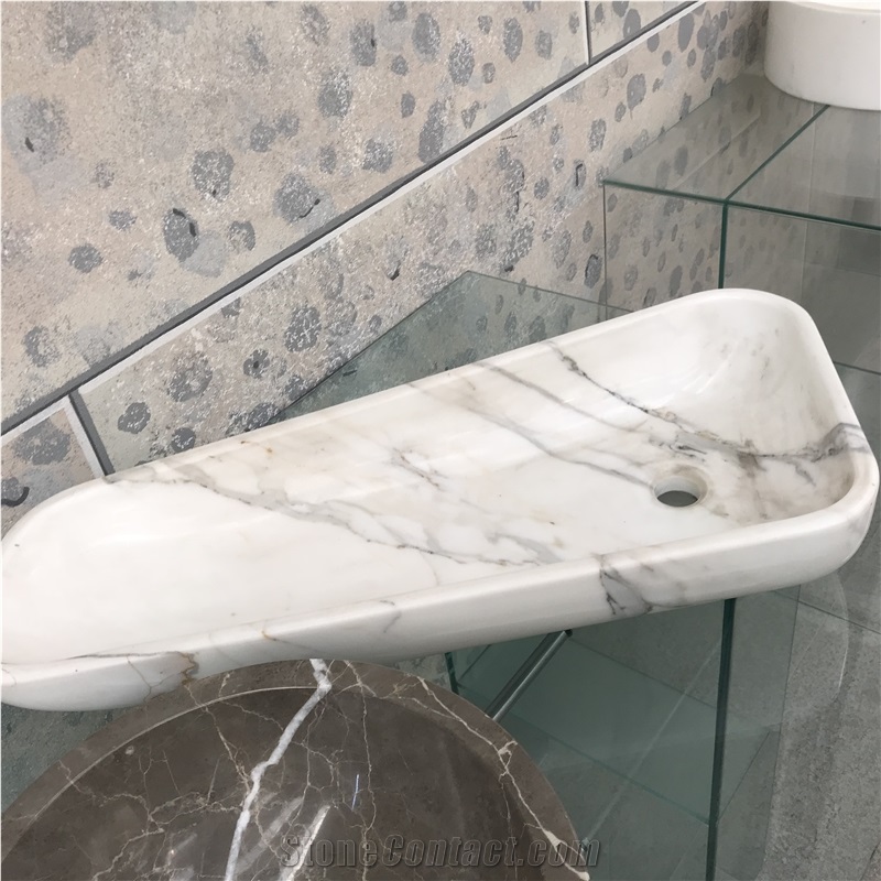 Elegant Basin Calacatta Gold