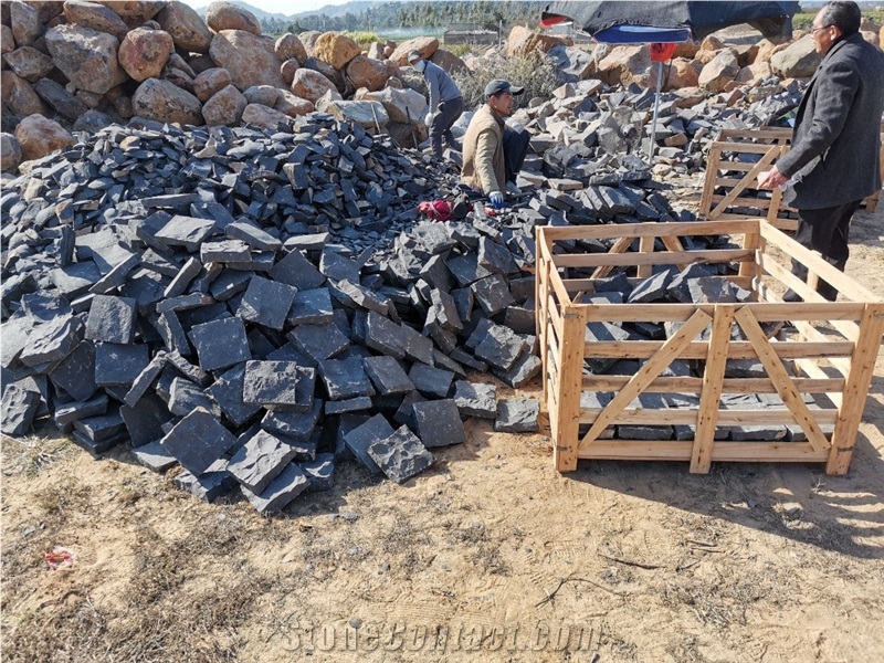 China Black Basalt Cobble Stone Cube Natural Split