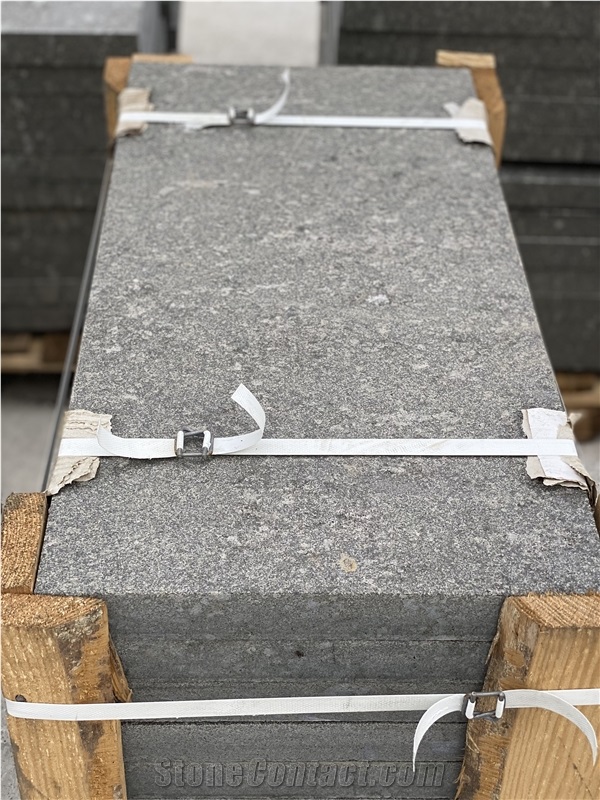 Antik Nero Gabbro Flamed Paving Slabs