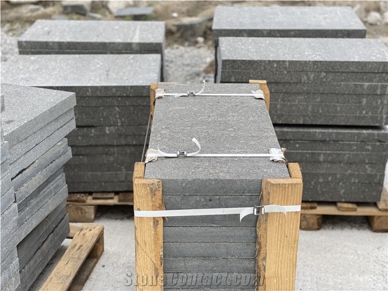 Antik Nero Gabbro Flamed Paving Slabs