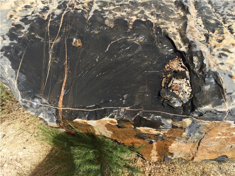 Nero Dorato, Sahara Noir Quarry