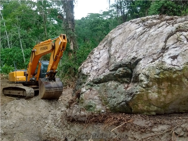 Cristal Leitoso Quarry