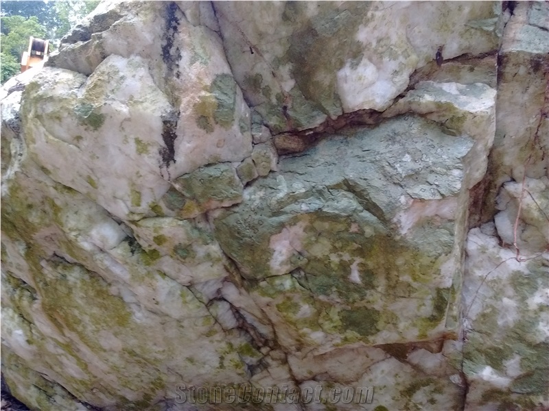 Cristal Leitoso Quarry