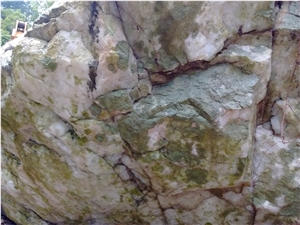 Cristal Leitoso Quarry