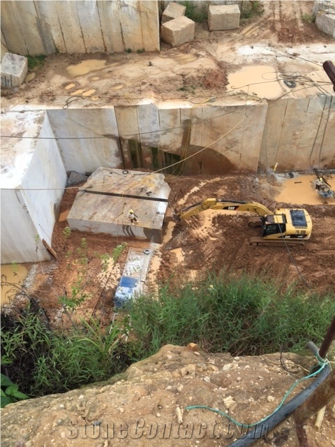 Juparana Crema Bordeaux Granite Quarry