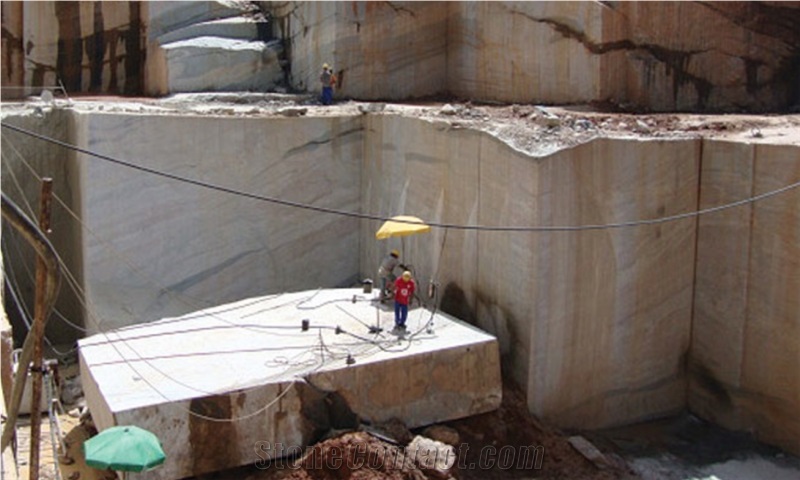 Juparana Crema Bordeaux Granite Quarry