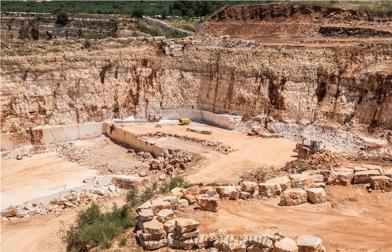 Trani Cocciolato, Trani Classico, Trani Chiaro, Trani Unito Quarry
