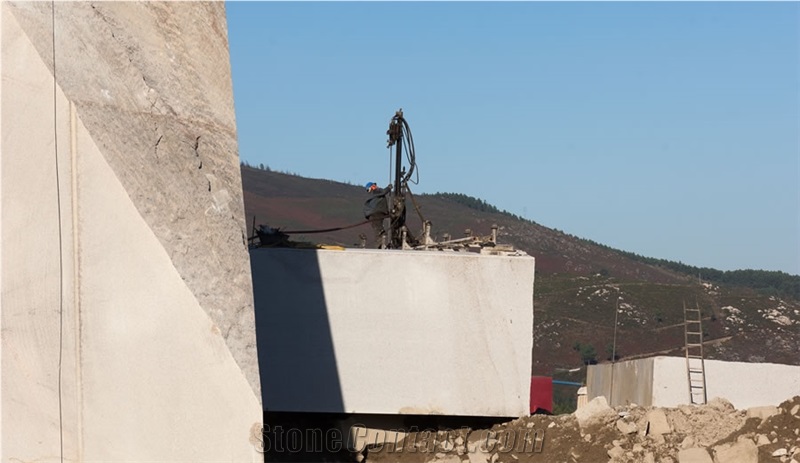 Crema Terra Granite Quarry