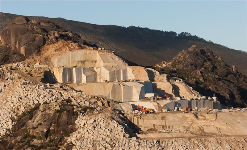 Crema Terra Granite Quarry