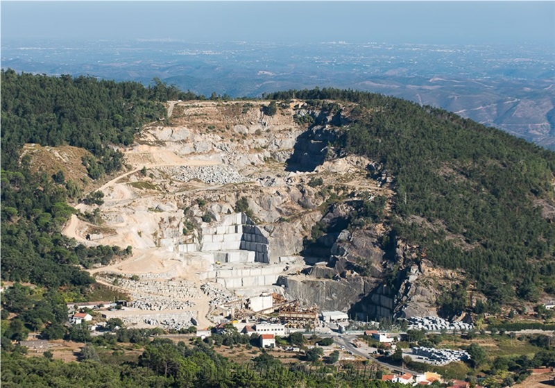 Sienito de Monchique, Cinzento Monchique, Monchique St. Louis, Marron Monchique Quarry