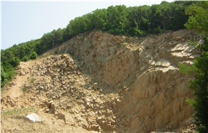Trachite di Zovon, Trachite Calda Variegata, Trachite Giallo Venata Quarry