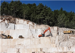 Naturelmar Crema Santa Limestone Quarry
