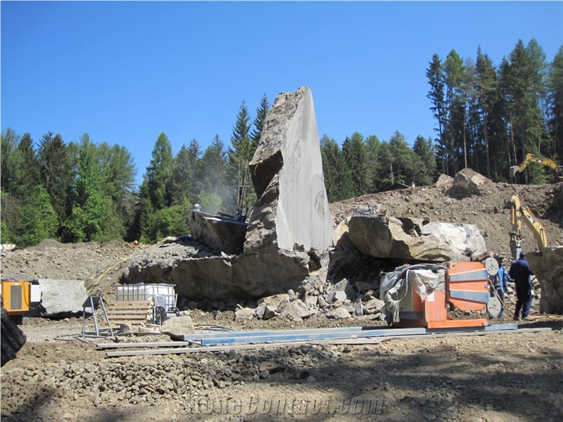 Seis Lounge Basalt Quarry