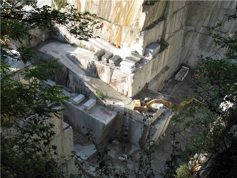 Beola Argentea Favalle Gneiss Quarry