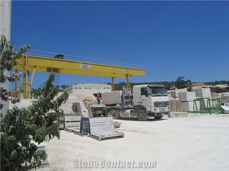 Crema Santarem -Algarve Cream Limestone Quarry