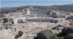 CABECEIRAS Gran Perla-Cinza Cristal Granite Quarry