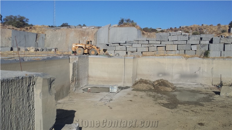 NEGRO TEZAL GRANITE QUARRY