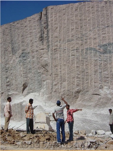 Multicolor Red Granite Quarry