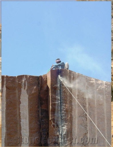 Multicolor Red Granite Quarry