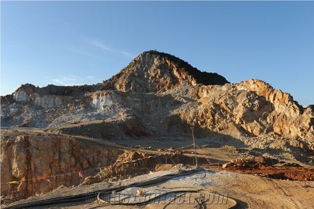 Nero Dorato, Sahara Noir Quarry