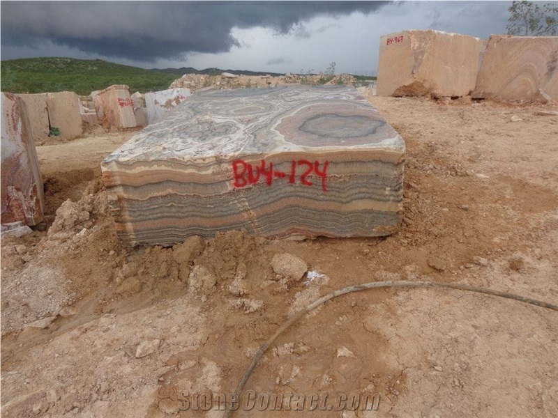 Black Onyx, Red Onyx-Rojo Onyx Quarry