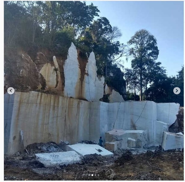 Marmore Branco Caramelo White Marble Quarry