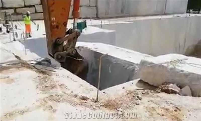 Calacatta Corchia Marble Quarry