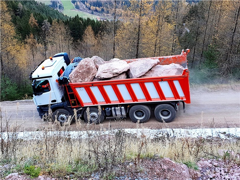 Sarner Porphyry Rosso Blocks, Boulders