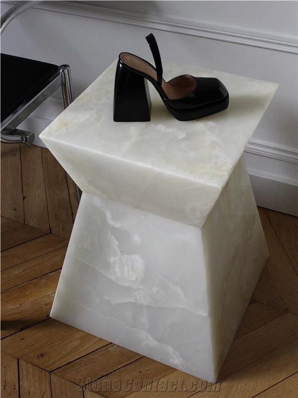 Brown Onyx Cafe Table Top With Wood Base For Hotel Furniture