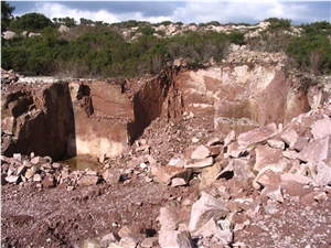 Pietra Trachite Rosa Quarry