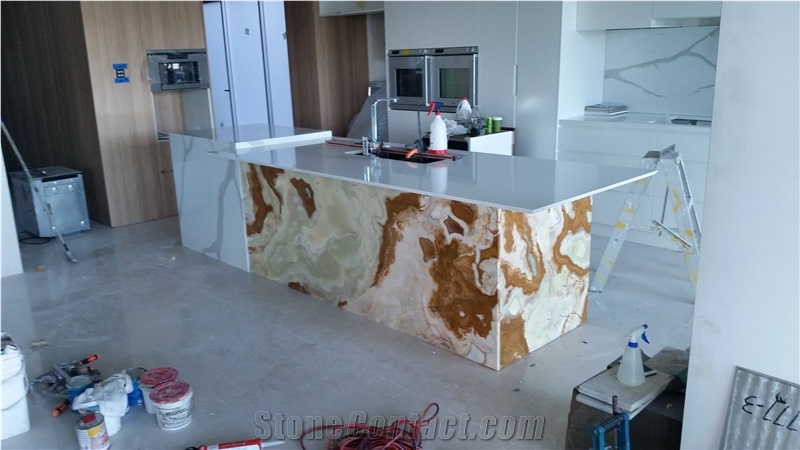Calacatta Quartz Kitchen Top With Green Onyx Backlit Panel