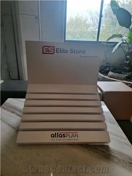 Table Display Stans In White Color