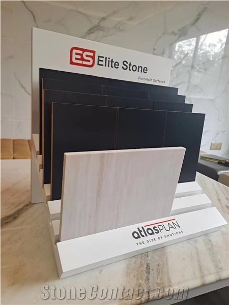 Table Display Stans In White Color