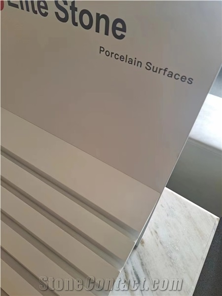 Table Display Stans In White Color