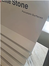 Table Display Stans In White Color