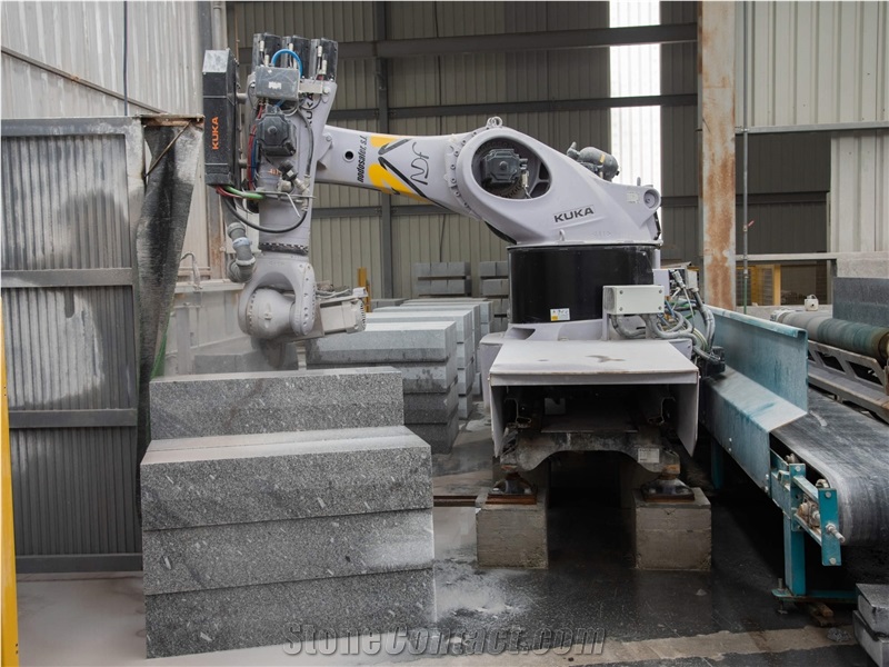 Robotic Cell With Linear Tracking - N.3530 Robotic Cutting Machine For Kerb Stone