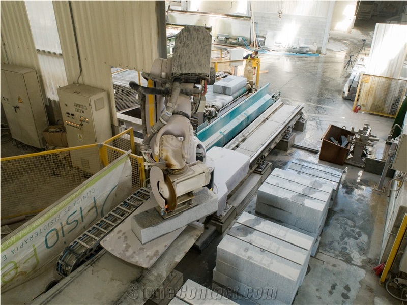 Robotic Cell With Linear Tracking - N.3530 Robotic Cutting Machine For Kerb Stone