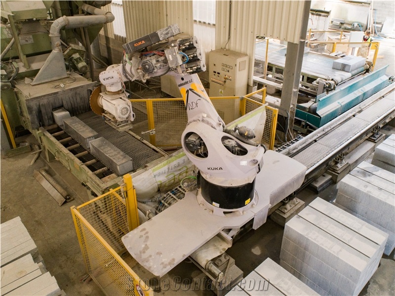 Robotic Cell With Linear Tracking - N.3530 Robotic Cutting Machine For Kerb Stone