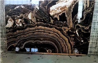 Backlit Classic Brown Traonyx Slabs For Bathroom Wall Facade