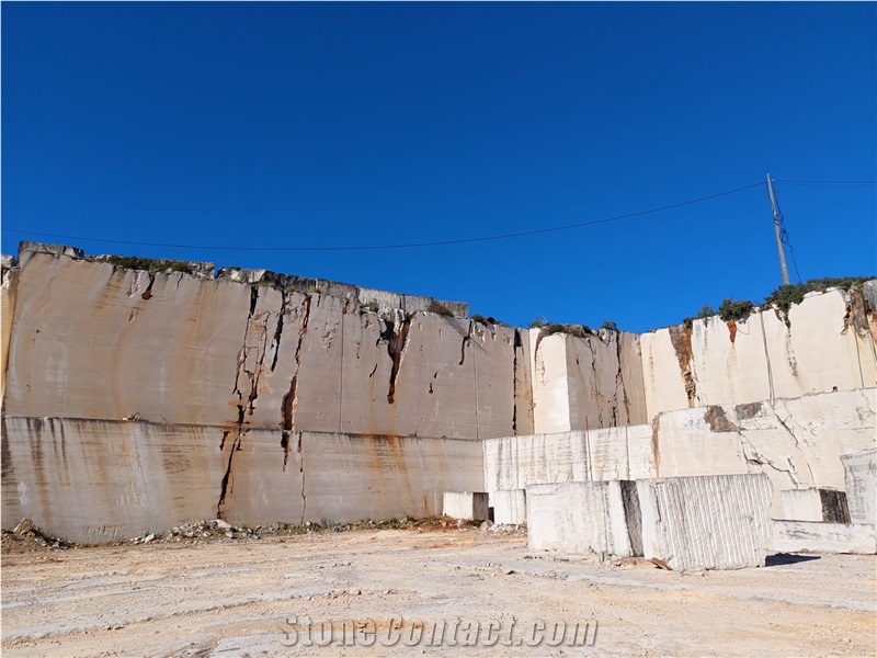 Moca Cream Limestone Covao Grande, Mendiga Quarry
