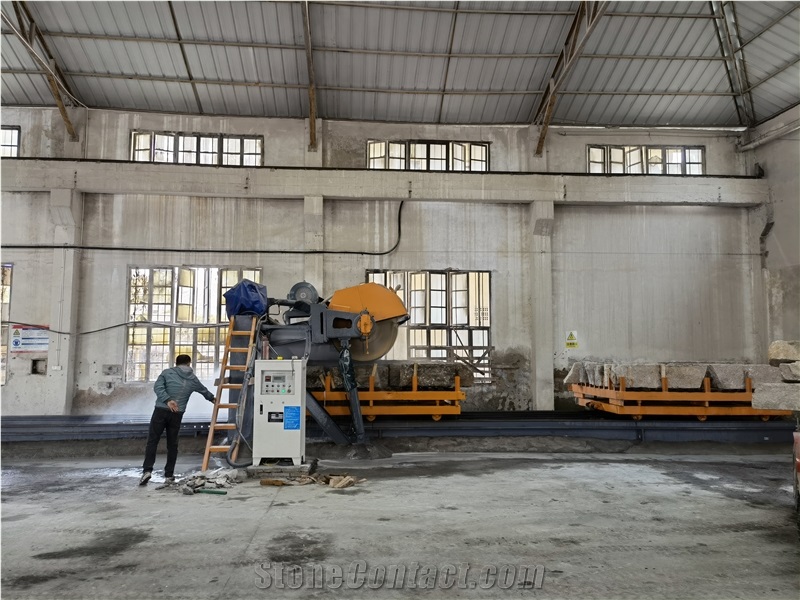 Slicing Machine For Kerbstone With Two Worktables