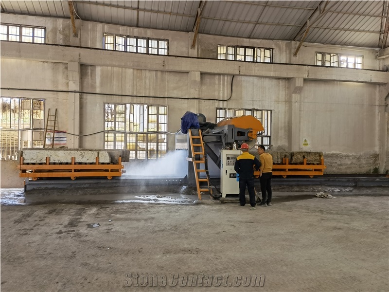 Slicing Machine For Kerbstone With Two Worktables