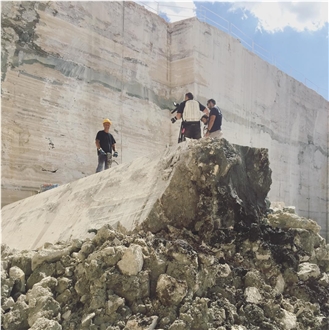 Tivoli Travertino Bianco- Romano Bianco Oniciato Quarry