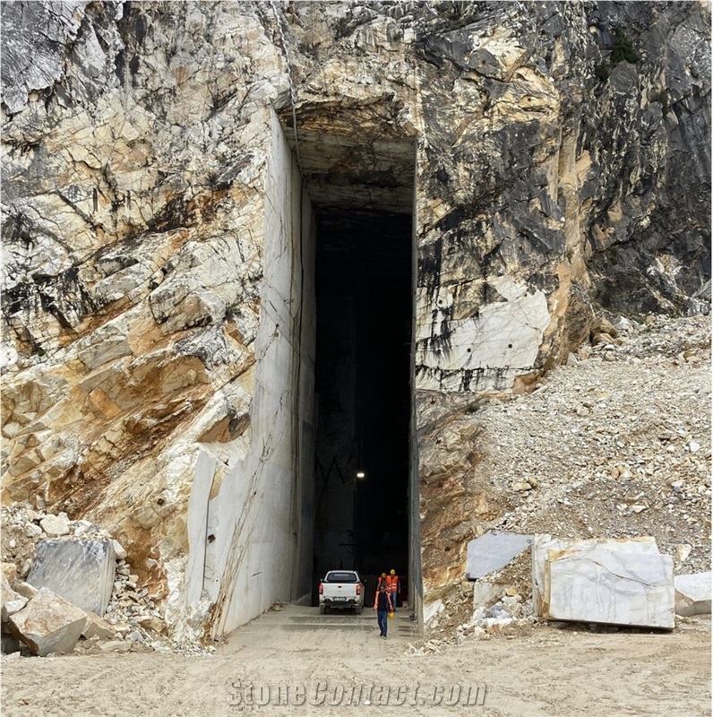 Calacatta Borghini Marble Quarry