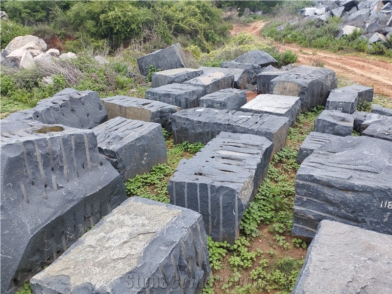 Ashma Black Granite Blocks