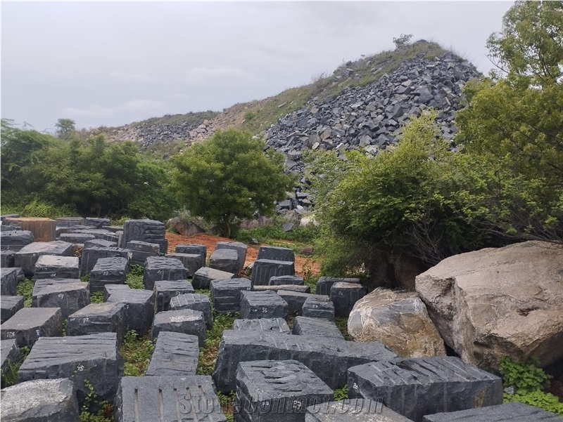 Ashma Black Granite Blocks