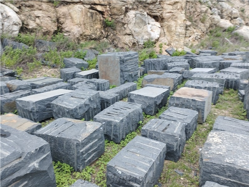 Ashma Black Granite Blocks